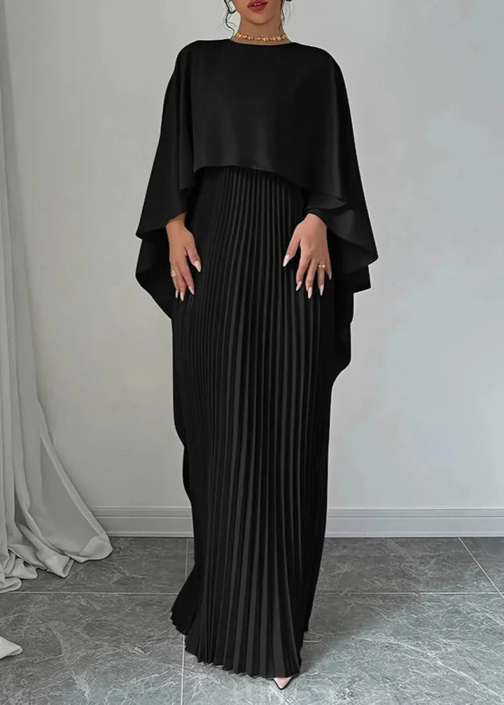 Stilvolles Damen Plissee-Kleid mit Cape, lang und fließend. Eine elegante Wahl für besondere Abendveranstaltungen.