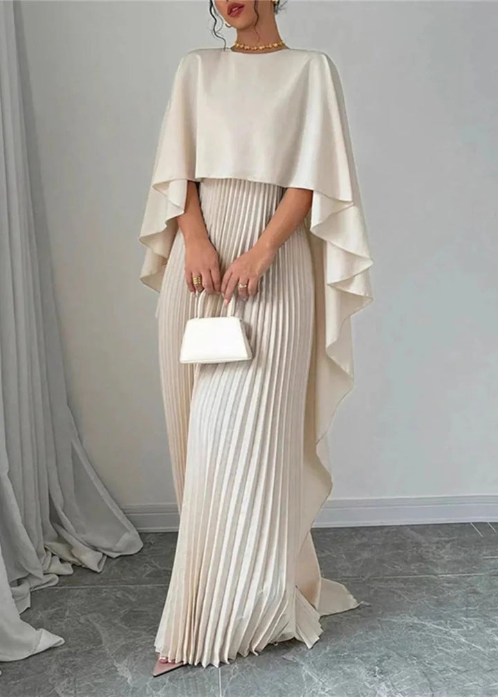 Luxuriöses Damen Capekleid im Plissee-Look, elegant und festlich. Perfekt für Galas und wichtige Anlässe am Abend.