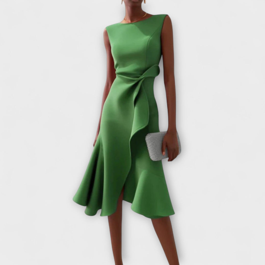 Detailaufnahme: Drapiertes Damen Midikleid, eleganter Stoff und fließende Silhouette.