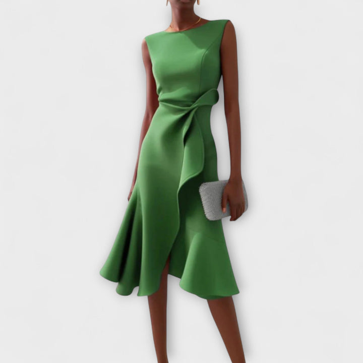 Detailaufnahme: Drapiertes Damen Midikleid, eleganter Stoff und fließende Silhouette.