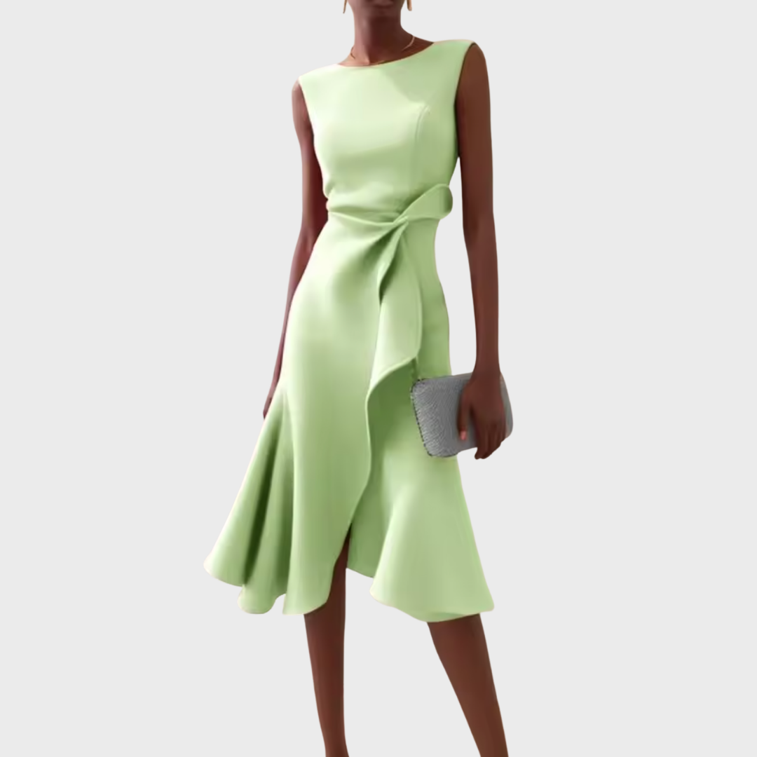 Seitenansicht: Stylisches asymmetrisches Damen Midikleid mit elegantem Drapé.