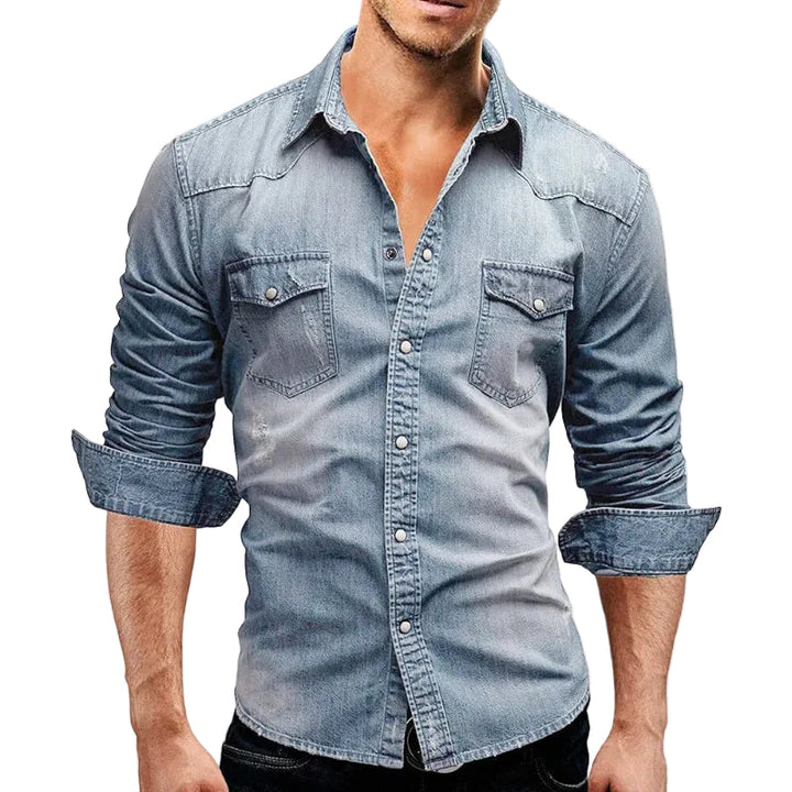 Hellblaues Slim Fit Denimhemd für Herren, vielseitig für Alltag und Freizeit. Stilvolles Männerhemd.
