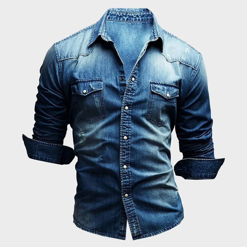 Stilvolles Herren Denimhemd in Slim Fit. Dunkelblau, mit Brusttaschen und Knöpfen für den modernen Mann.