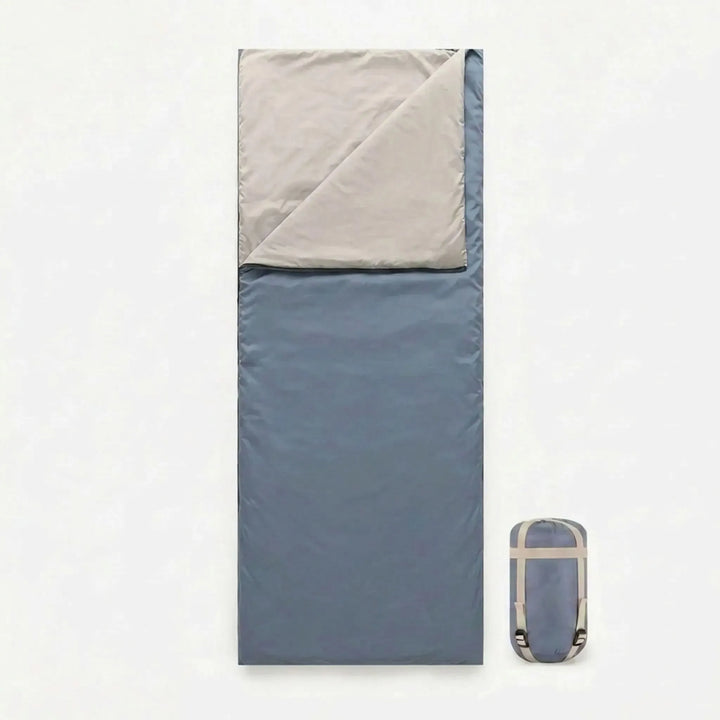 Zusammengepackter, leichter Deckenschlafsack für Erwachsene, perfekt für Rucksäcke bei Camping & Wanderung.