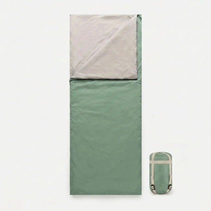 Erwachsener entspannt im Deckenschlafsack, leicht & kompakt, perfekt für Campingausflüge und Outdoor-Reisen.