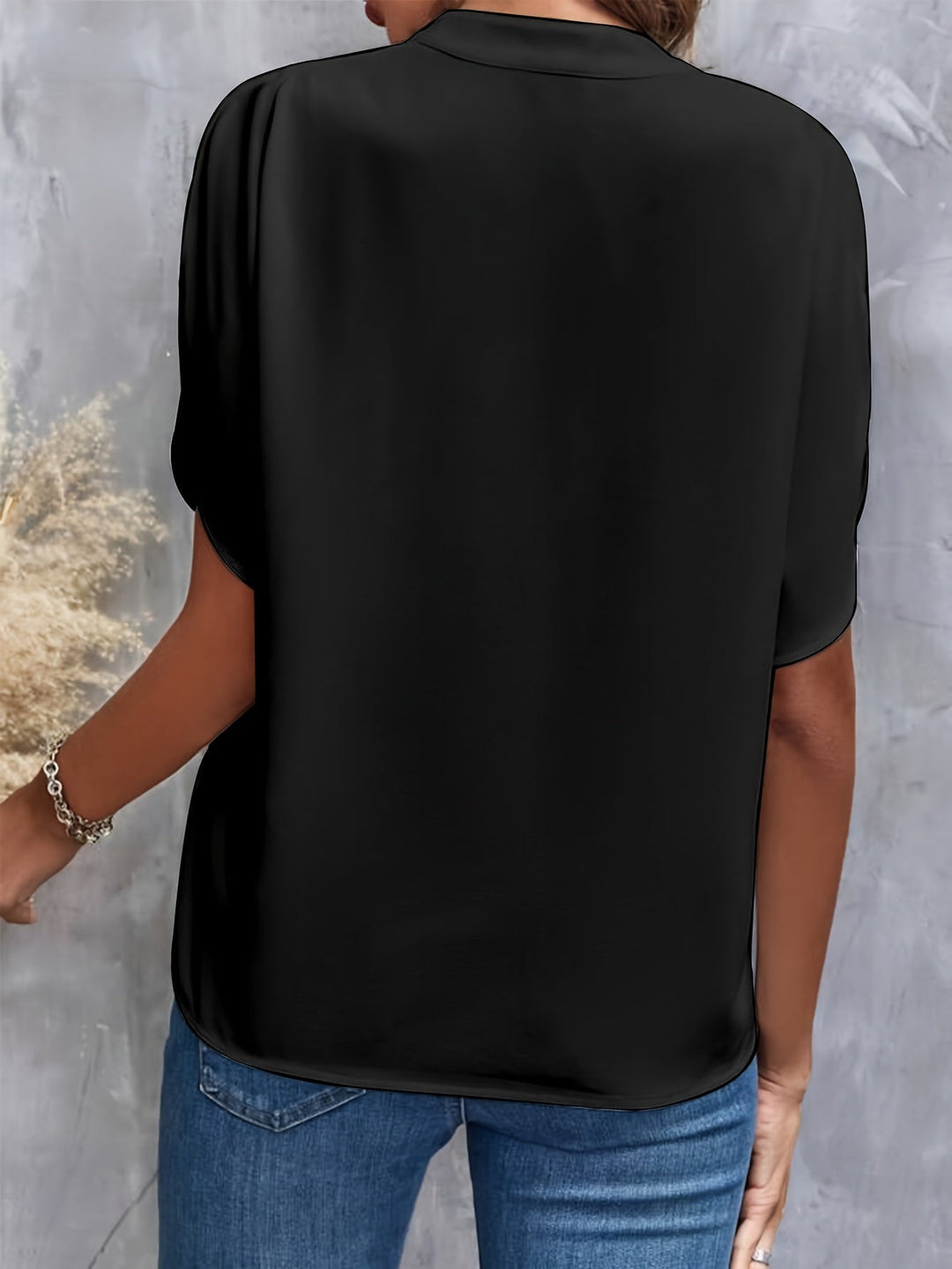 Damenbluse mit elegantem V-Ausschnitt, vielseitig für Büro & Freizeit. Atmungsaktives Oberteil.