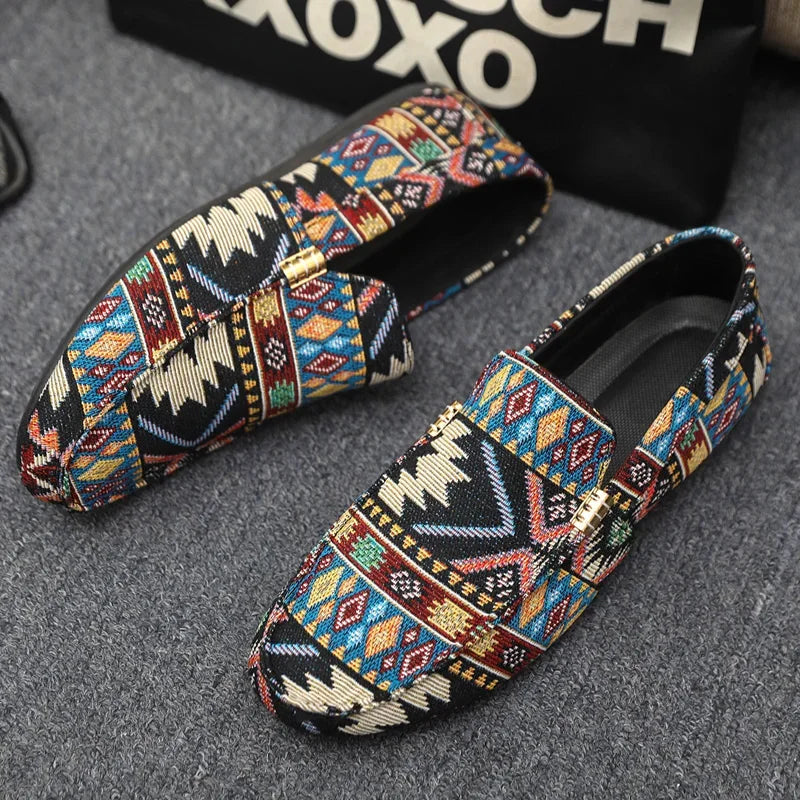 Nahaufnahme der Herren Slip-On Slipper: Detail des farbenfrohen Aztekenmusters, bequeme Männerschuhe.