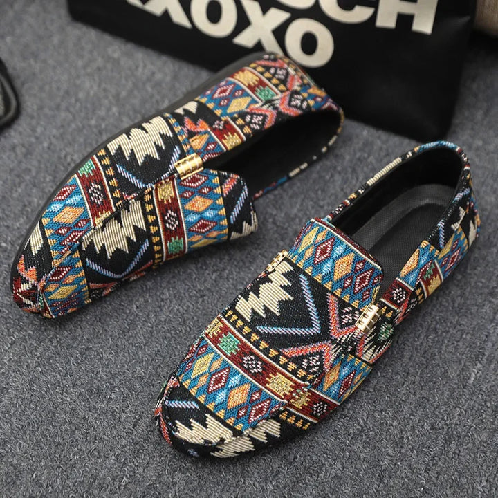 Nahaufnahme der Herren Slip-On Slipper: Detail des farbenfrohen Aztekenmusters, bequeme Männerschuhe.