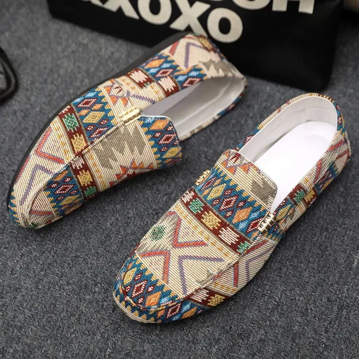 Herren Slip-On Slipper mit Aztekenmuster und rutschfester Gummisohle für maximalen Komfort.