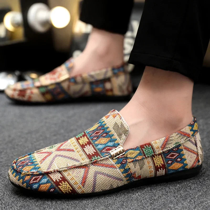 Elegante Herren Sommerschuhe mit markantem Aztekenmuster, bequeme Slip-On Slipper für Freizeit.