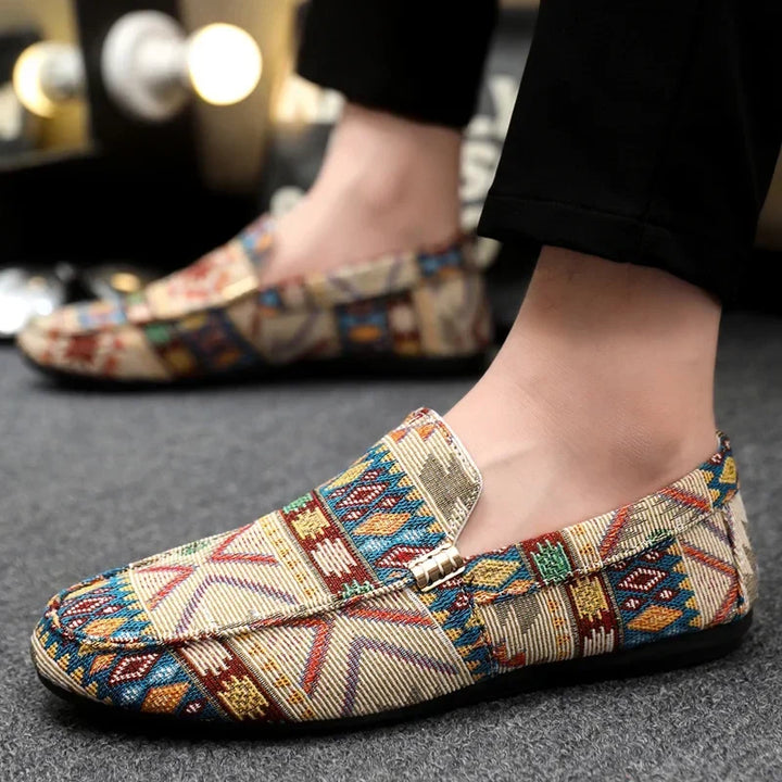 Elegante Herren Sommerschuhe mit markantem Aztekenmuster, bequeme Slip-On Slipper für Freizeit.