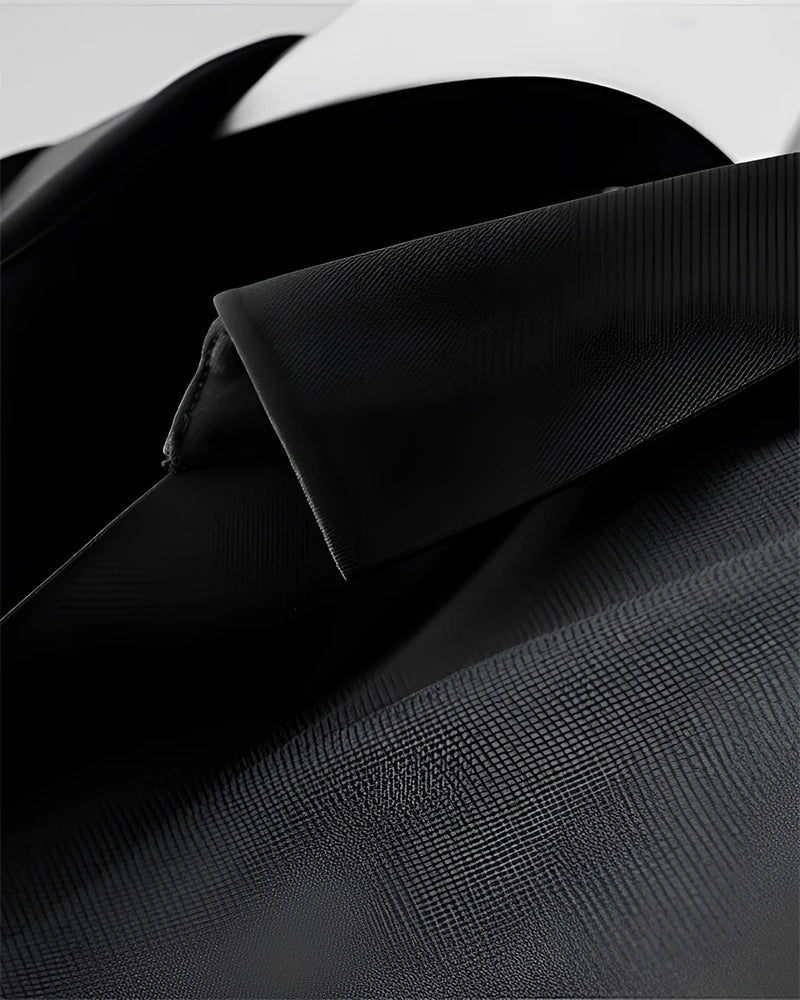 Nahaufnahme des weichen Stoffes vom eleganten Herren Polo Zweiteiler Set, Modal-Mischung für Komfort.