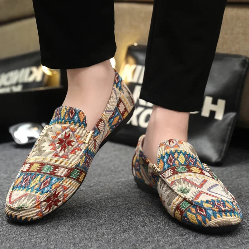 Bequeme Herren Freizeitschuhe: Slip-On Slipper mit Aztekenmuster und robuster Gummisohle.