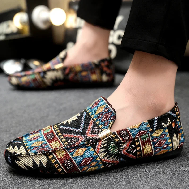 Herren Slip-On Slipper mit Aztekenmuster, ideal für Sommer und Freizeit. Bequeme Modeschuhe für Männer.