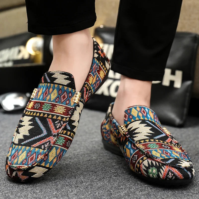 Seitenansicht: Herren Slip-On Slipper mit einzigartigem Aztekenmuster und komfortabler Gummisohle.