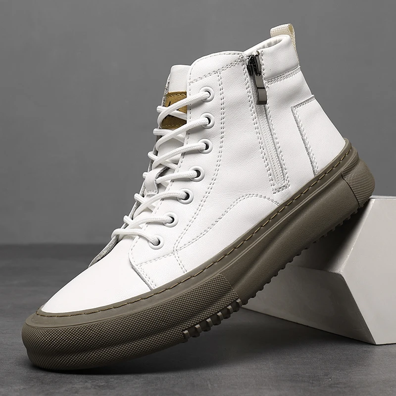 Robuste weiße High-Top Winterschuhe für Herren. Warme, gedämpfte Freizeitschuhe mit Schnürung.