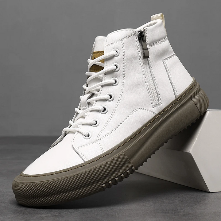 Robuste weiße High-Top Winterschuhe für Herren. Warme, gedämpfte Freizeitschuhe mit Schnürung.