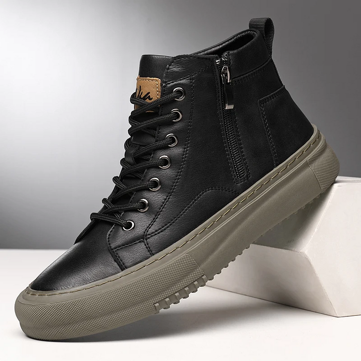Schwarze Herren High-Top Stiefel für Herbst & Winter. Bequeme, gedämpfte Schnürschuhe mit rutschfester Sohle.
