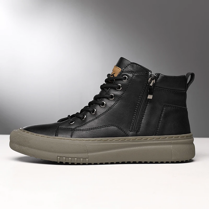 Moderne Herren High-Top Schnürschuhe in Schwarz. Warme, gedämpfte Herbst- und Winterschuhe für Komfort.
