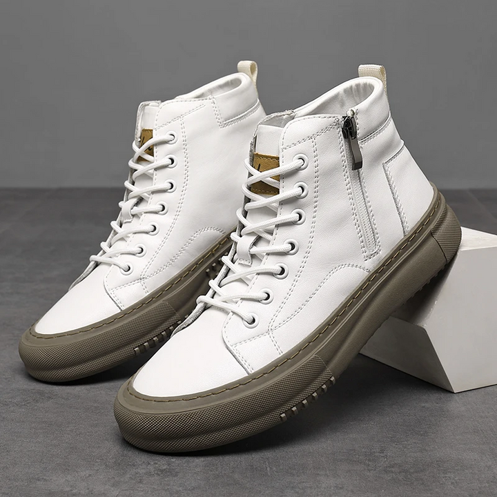 Weiße Herren High-Top Stiefel, robust & warm. Rutschfeste Winterschuhe mit bequemer Dämpfung und Schnürung.