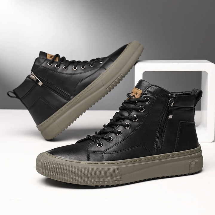 Herren High-Top Schnürstiefel in Schwarz-Weiß. Gedämpfte, bequeme Winterschuhe für robuste Outdoor-Aktivitäten.