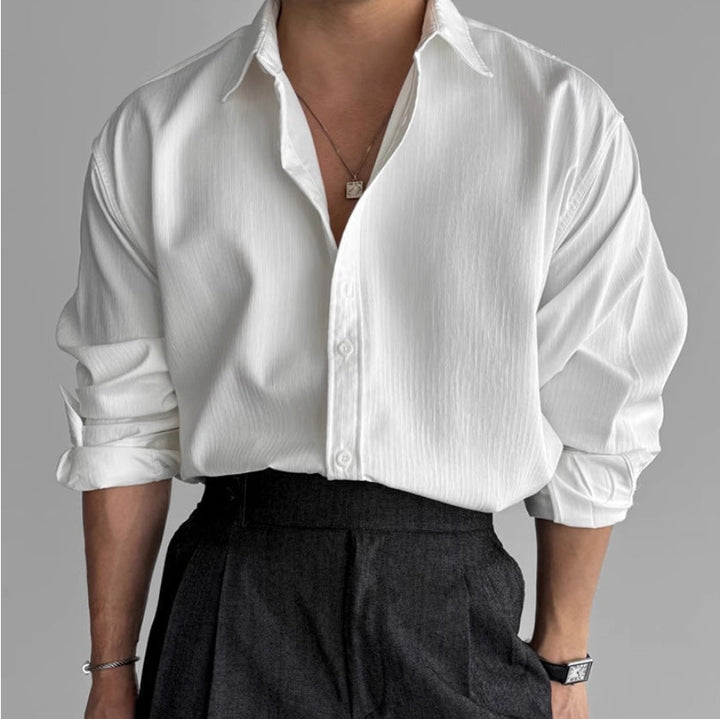 Minimalistisches Herren Plissee Langarmhemd. Elegantes Oberteil, perfekt für Business Casual.