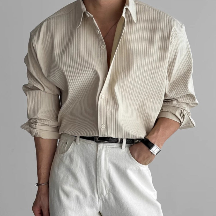 Stilvolles Herren Langarmhemd mit feinen Plissees. Zeitlos elegant für Business Casual Outfits.