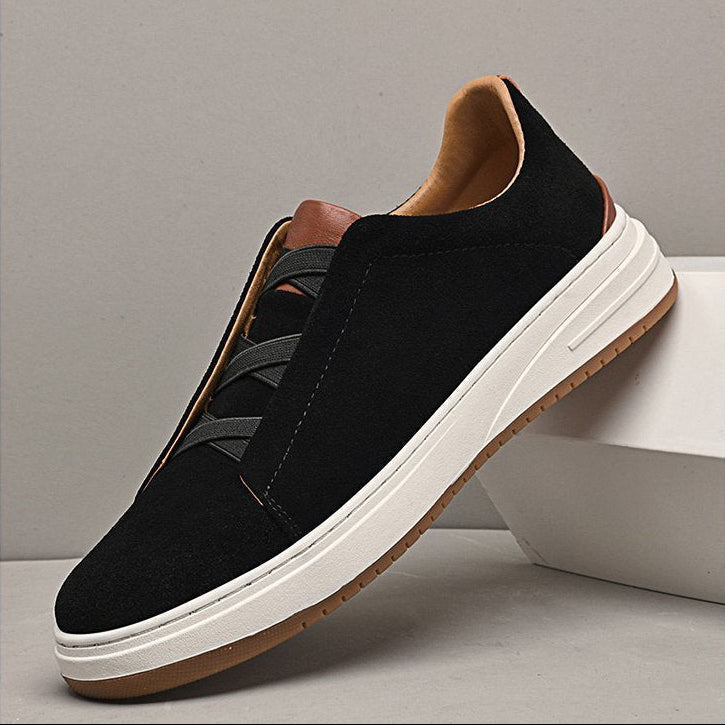 Stilvolle, minimalistische Herren Slip-On Freizeitschuhe. Atmungsaktives Obermaterial. Perfekt für Casual-Looks.