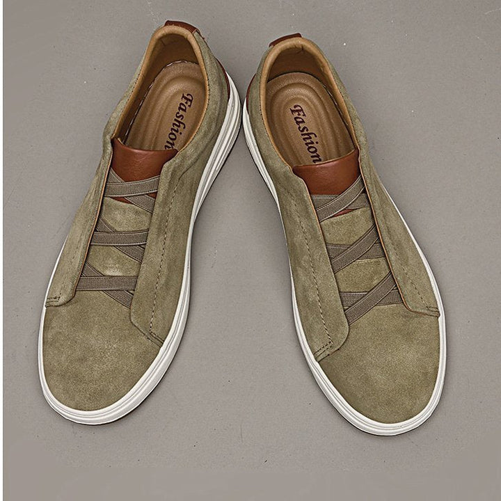 Moderner Herren Slip-On Sneaker, minimalistisches Design, leicht anzuziehen und bequem für Freizeit und Büro.