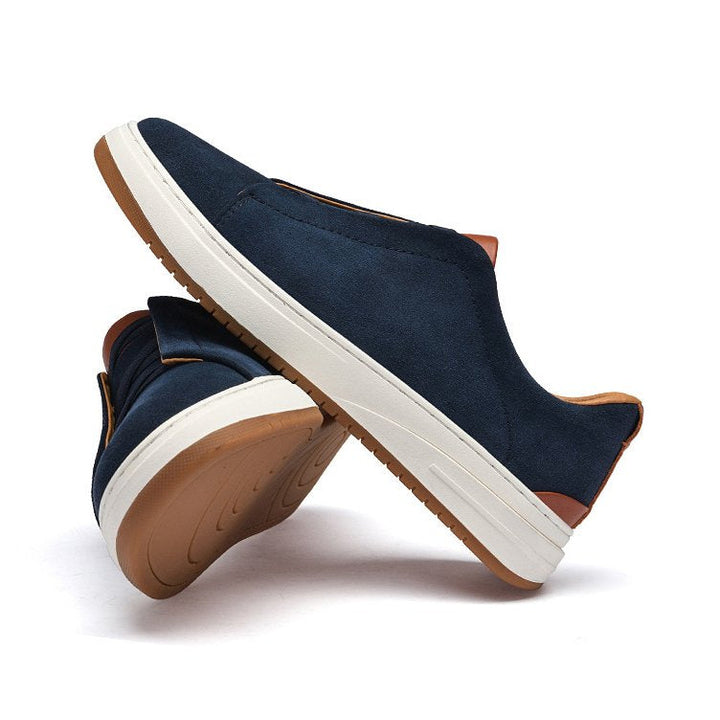 Grauer Herren Slip-On Sneaker am Fuß. Sportlich-eleganter Komfortschuh für den Alltag. Leicht und flexibel.