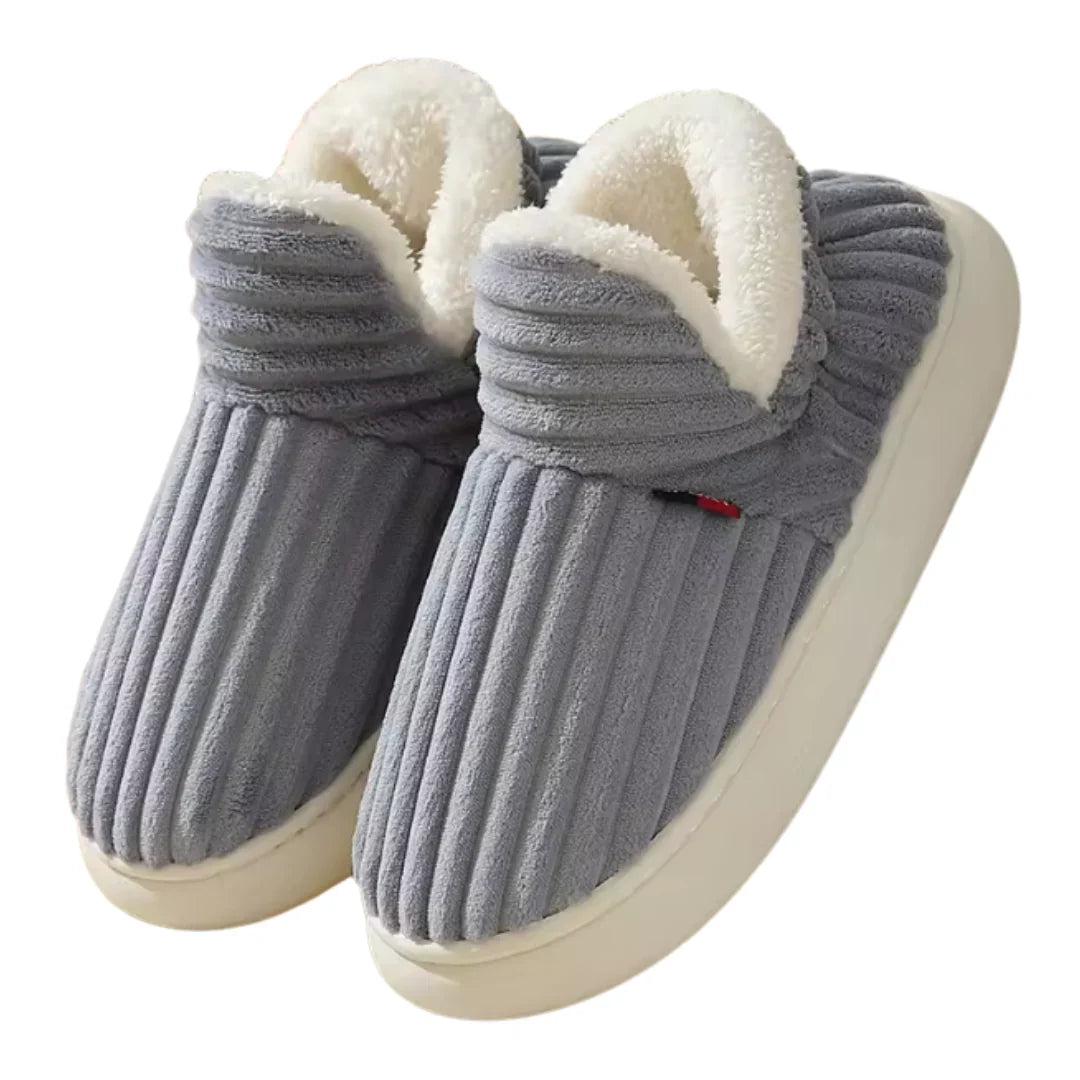 Moderne Damen-Pantoffeln aus Plüsch. Gemütliche Hausschuhe für langanhaltenden Komfort und Entspannung.