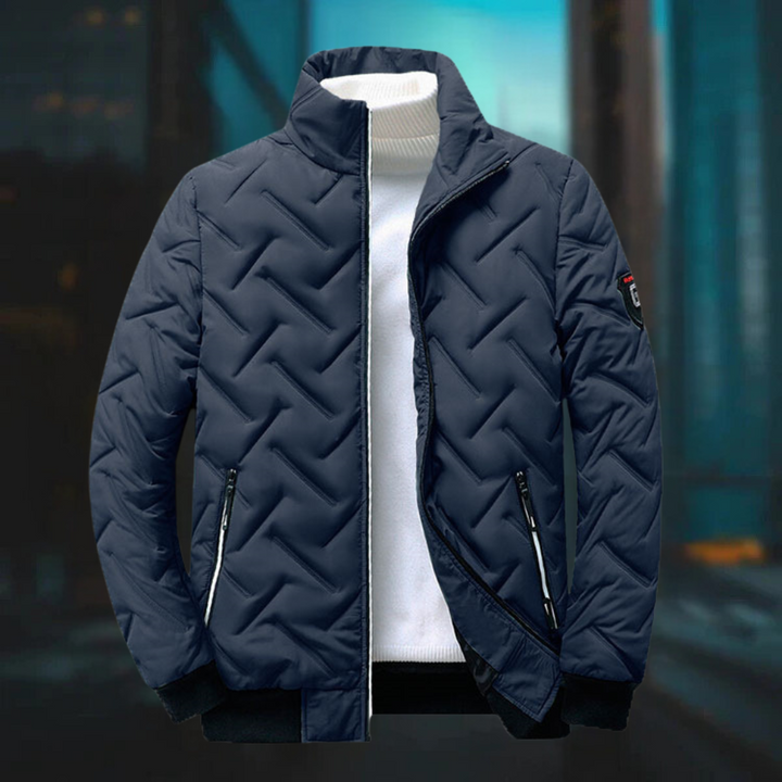 Herren Wintermantel im klassischen Stil, ideal als eleganter Übergangsmantel für Garderobe & Alltag.