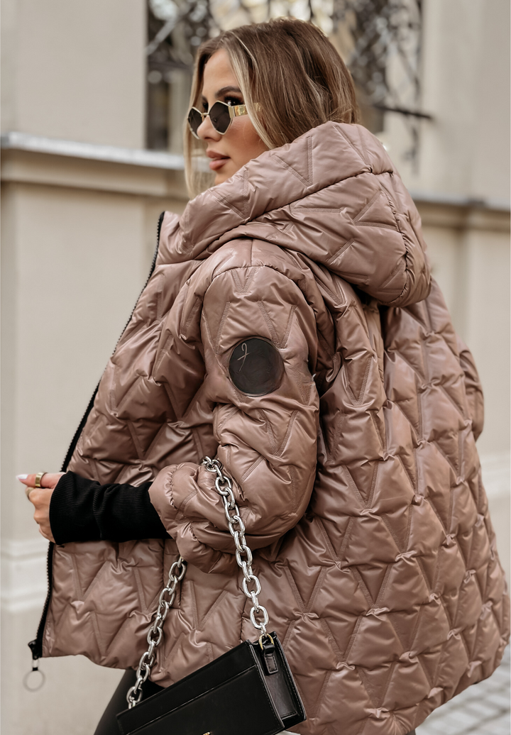 Weiße elegante Damen Winterjacke, tailliert & modern. Stilvolle Damenmode für den Winter.