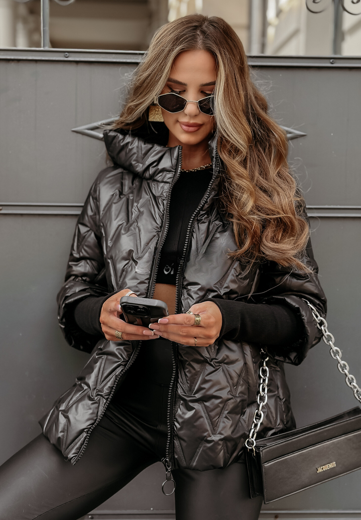 Schwarze Damen-Freizeitjacke mit abnehmbarer Kapuze. Eine warme & elegante Winterjacke.