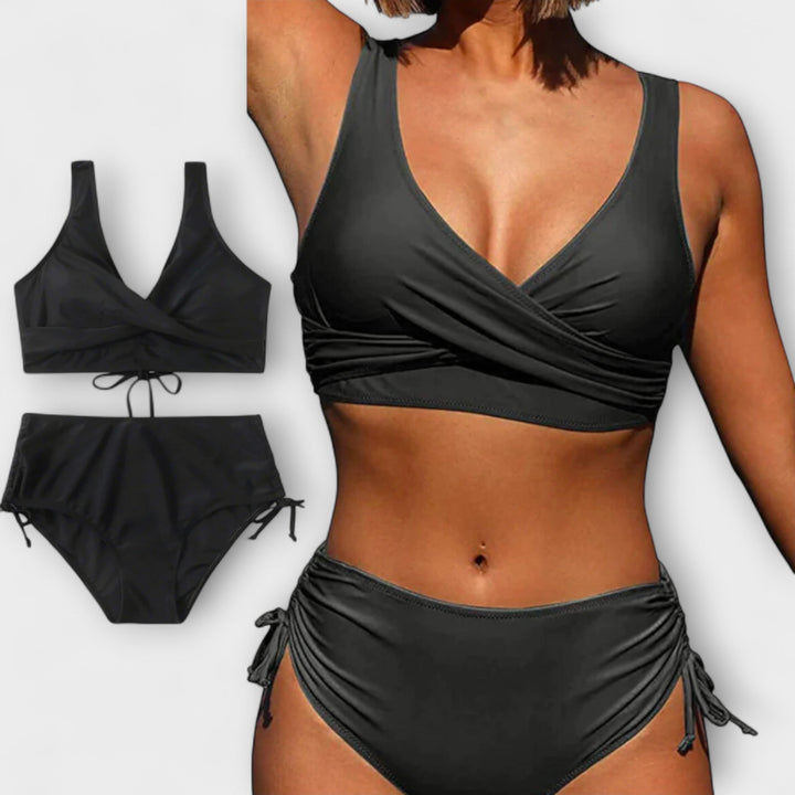 Grüner Damen Bikini Zweiteiler mit V-Ausschnitt & Wickeloptik, schmeichelhaft für den Sommer.