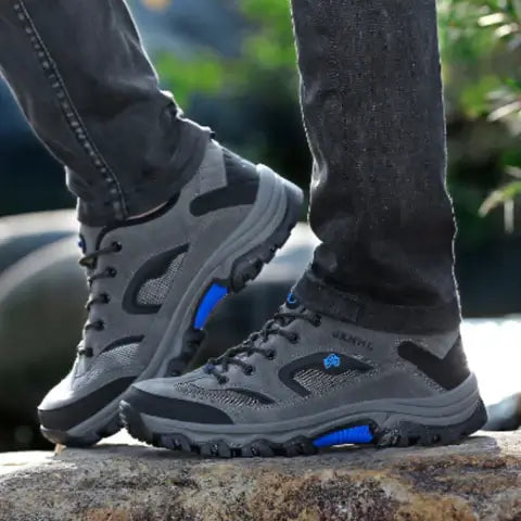 Ein Paar wetterfeste Damen Wanderschuhe, bereit für das nächste Outdoor-Erlebnis mit Komfort.