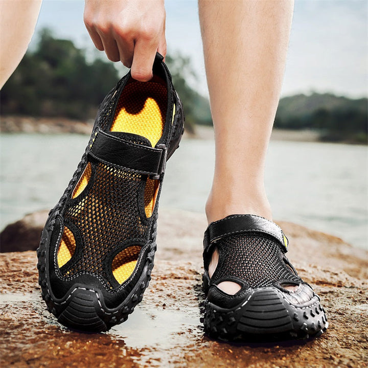 Komfortable Herren Sandalen mit weitem Einstieg, geschlossener Spitze. Perfekt für entspannte Tage.