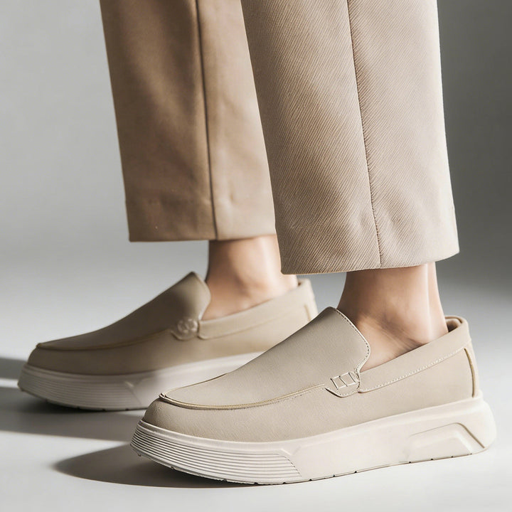 Detail der stoßdämpfenden Gummisohle der Herren-Loafer, ideal für orthopädischen Komfort den ganzen Tag.