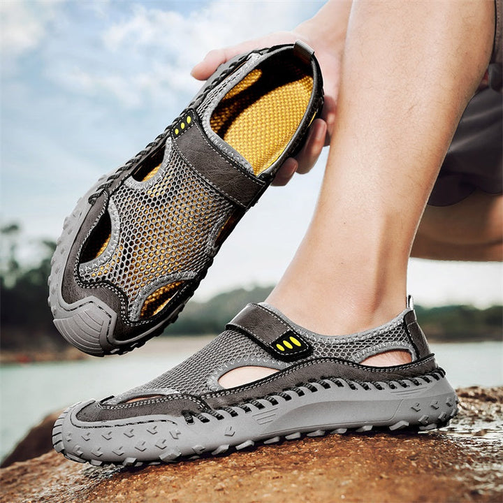 Detailaufnahme der geschlossenen Zehenkappe von Herren Outdoorsandalen, bietet Schutz und Halt.