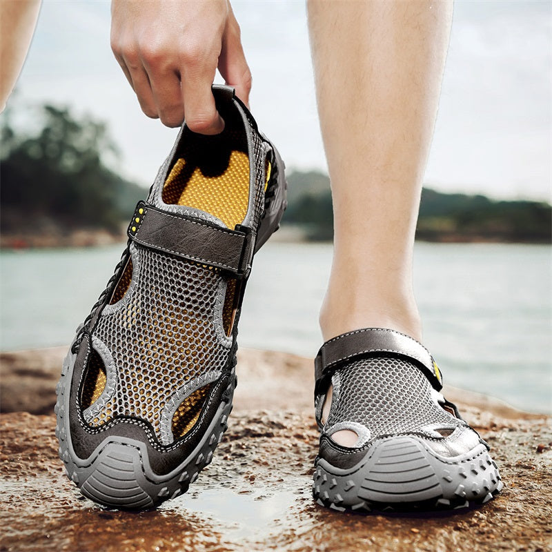 Seitenansicht der Herren Sandalen mit geschlossener Spitze, atmungsaktives Material, Slip-On Style.