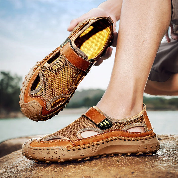 Elegante Herren Slip-On Sandalen mit geschlossener Spitze in Schwarz, bieten Schutz und Bequemlichkeit.