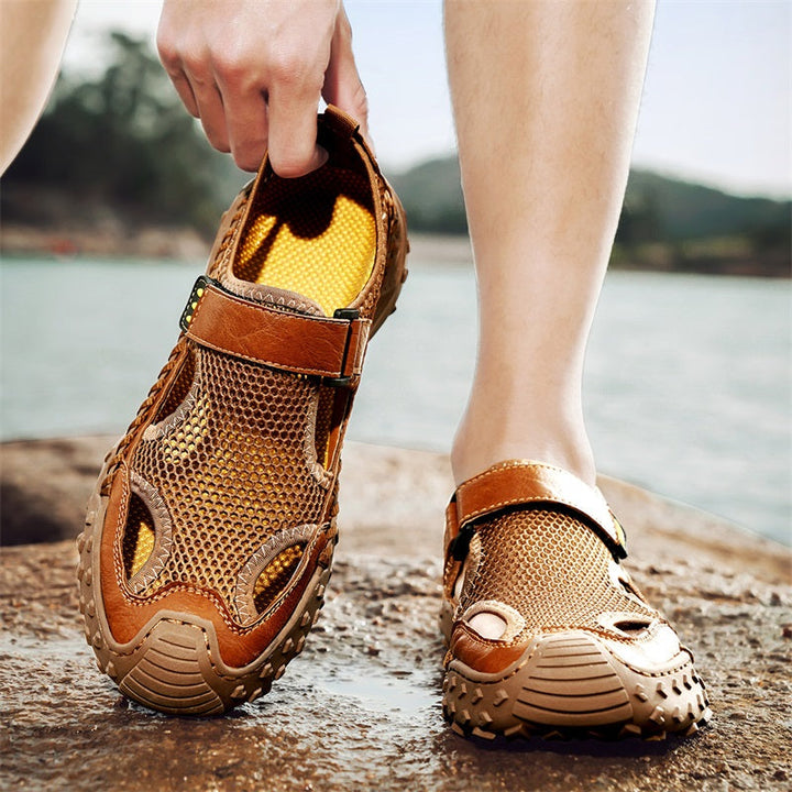 Herren Komfortschuhe: Sandalen mit geschlossener Spitze & Slip-On Funktion. Weite Passform für den Sommer.