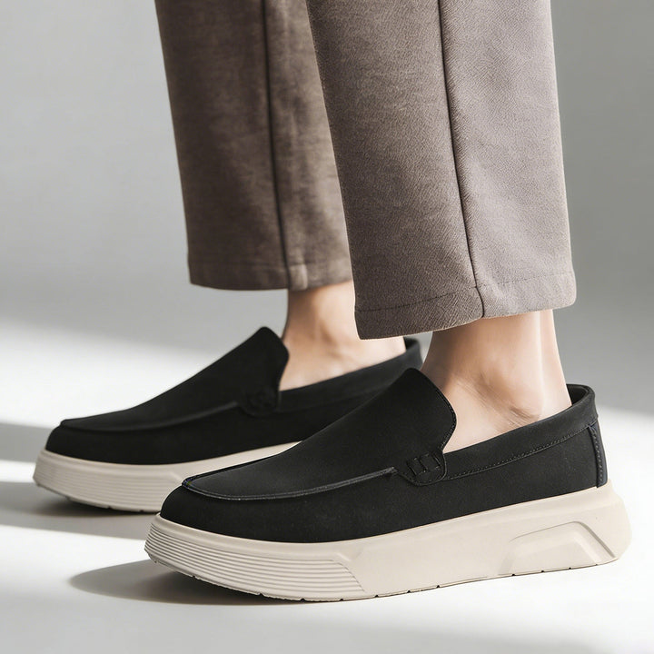 Paar orthopädische Herren-Loafer in klassischem Design; komfortable, stoßdämpfende Slipper für jeden Mann.