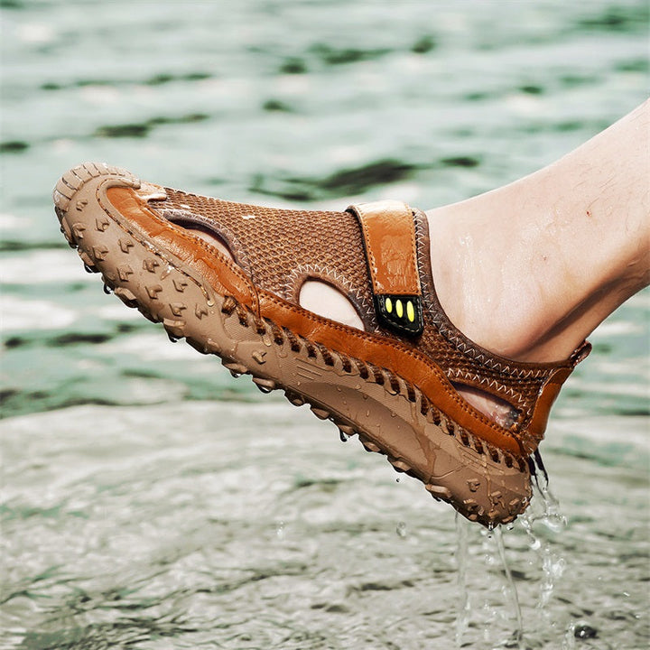 Nahaufnahme der griffigen Sohle von Herren Sandalen mit geschlossener Zehenkappe für sicheren Halt.