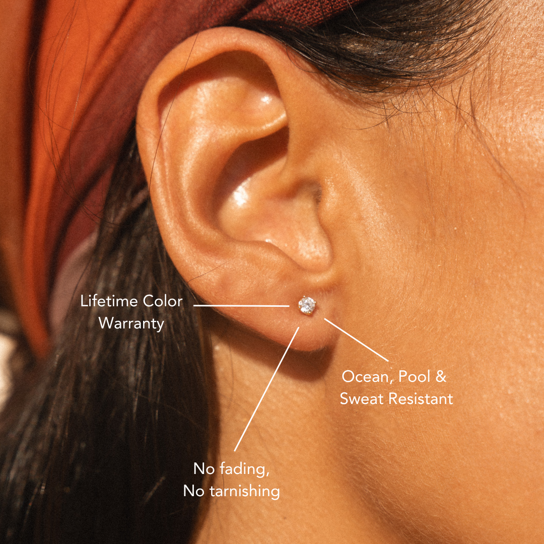 Goldfarbene Damen Zirkonia Ohrstecker, hypoallergen und elegant für jeden Anlass.