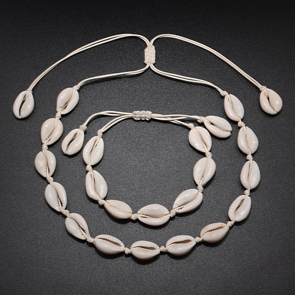 Trendiges Unisex Muschelschmuck-Set für Sommer & Strand. Enthält verstellbare Halskette und passendes Armband.