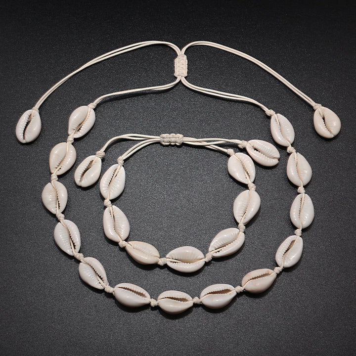 Trendiges Unisex Muschelschmuck-Set für Sommer & Strand. Enthält verstellbare Halskette und passendes Armband.