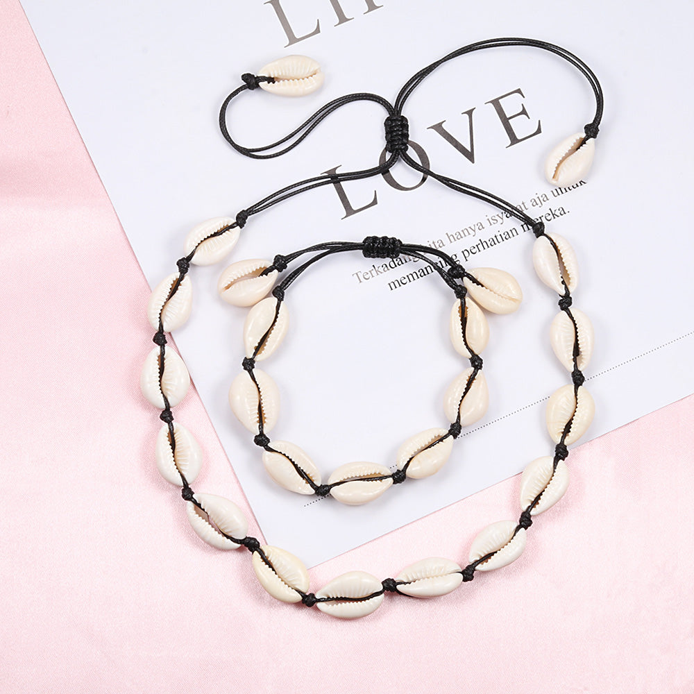 Elegante Muschelkette und Armband im authentischen Strand-Stil. Vielseitiges Unisex Accessoire für jeden Tag.