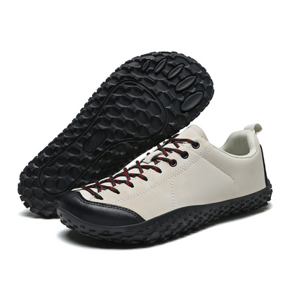 Robuster Herren-Trekkingschuh mit griffiger Sohle für optimalen Halt beim Wandern.
