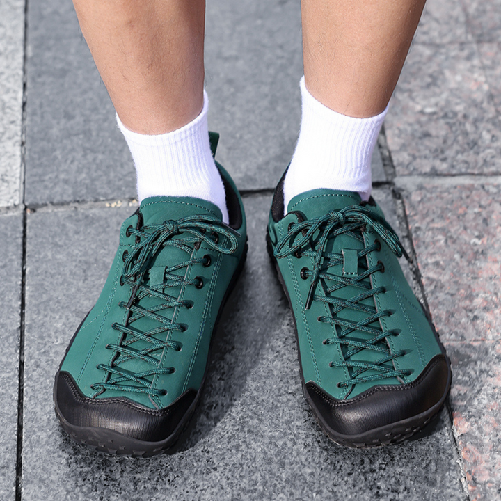 Paar graue Herren-Wanderschuhe, wasserdicht und bereit für jedes Outdoor-Abenteuer.
